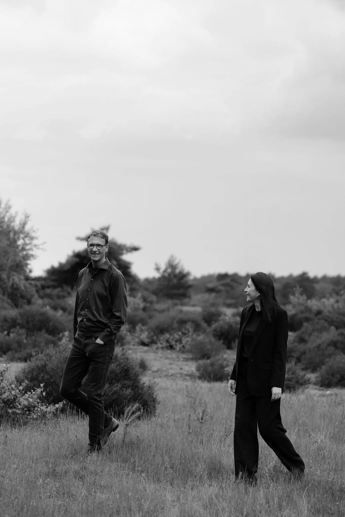 Sharon Beudeker en Jos Groen in gesprek op de heide